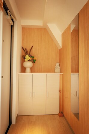 Cubrecamas, decoración personalizada y muebles diferentes 