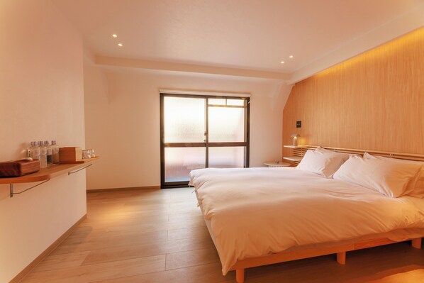 Cubrecamas, decoración personalizada y muebles diferentes 