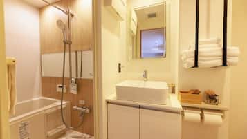 Deluxe Apartment, City View (102) | Bathroom | Rainfall showerhead, designer toiletries, hair dryer, slippers