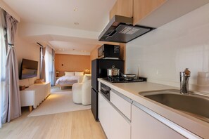 Cubrecamas, decoración personalizada y muebles diferentes 