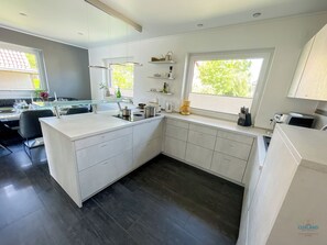 Kjøleskap, mikrobølgeovn, ovn og kokeplater