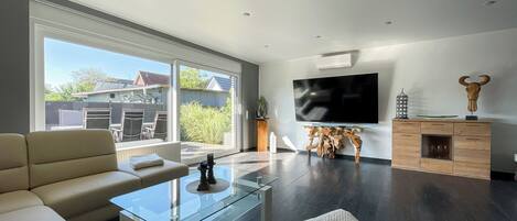 TV, fireplace, stereo