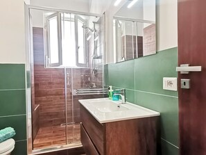 Ducha, secador de pelo, bidet, toallas