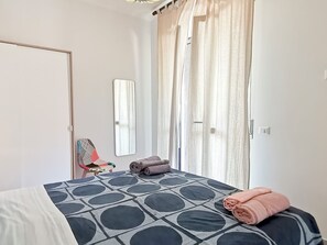 1 slaapkamer, een bureau, een strijkplank/strijkijzer, reisbedje