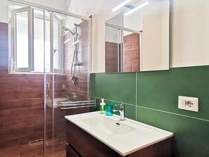 Dusche, Haartrockner, Bidet, Handtücher
