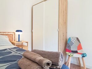 1 Schlafzimmer, Schreibtisch, Bügeleisen/Bügelbrett, Reisekinderbett