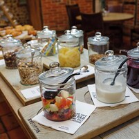 Café da manhã com buffet grátis todos os dias