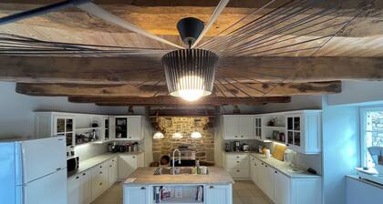 LARGE, FULLY RENOVATED BUILDING BETWEEN DINAN AND SAINT MALO