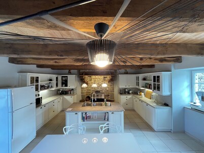 LARGE, FULLY RENOVATED BUILDING BETWEEN DINAN AND SAINT MALO