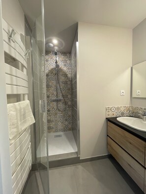 Douche, séchoir à cheveux, serviettes fournies, papier de toilette