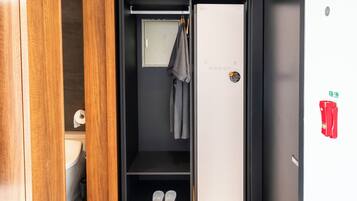 Walk-in Deal, Deluxe | Area soggiorno | Smart TV 65 pollici con canali digitali, Netflix, film pay-per-view