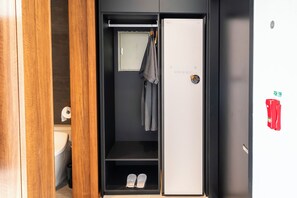 Walk-in Deal, Deluxe | Living area