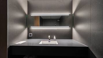 Standard | Bagno | Doccia, soffione a pioggia, set di cortesia firmato, asciugacapelli