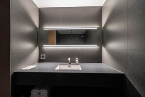 Standard | Fürdőszoba | Zuhanyzó, esőzuhany, designer piperecikkek és hajszárító