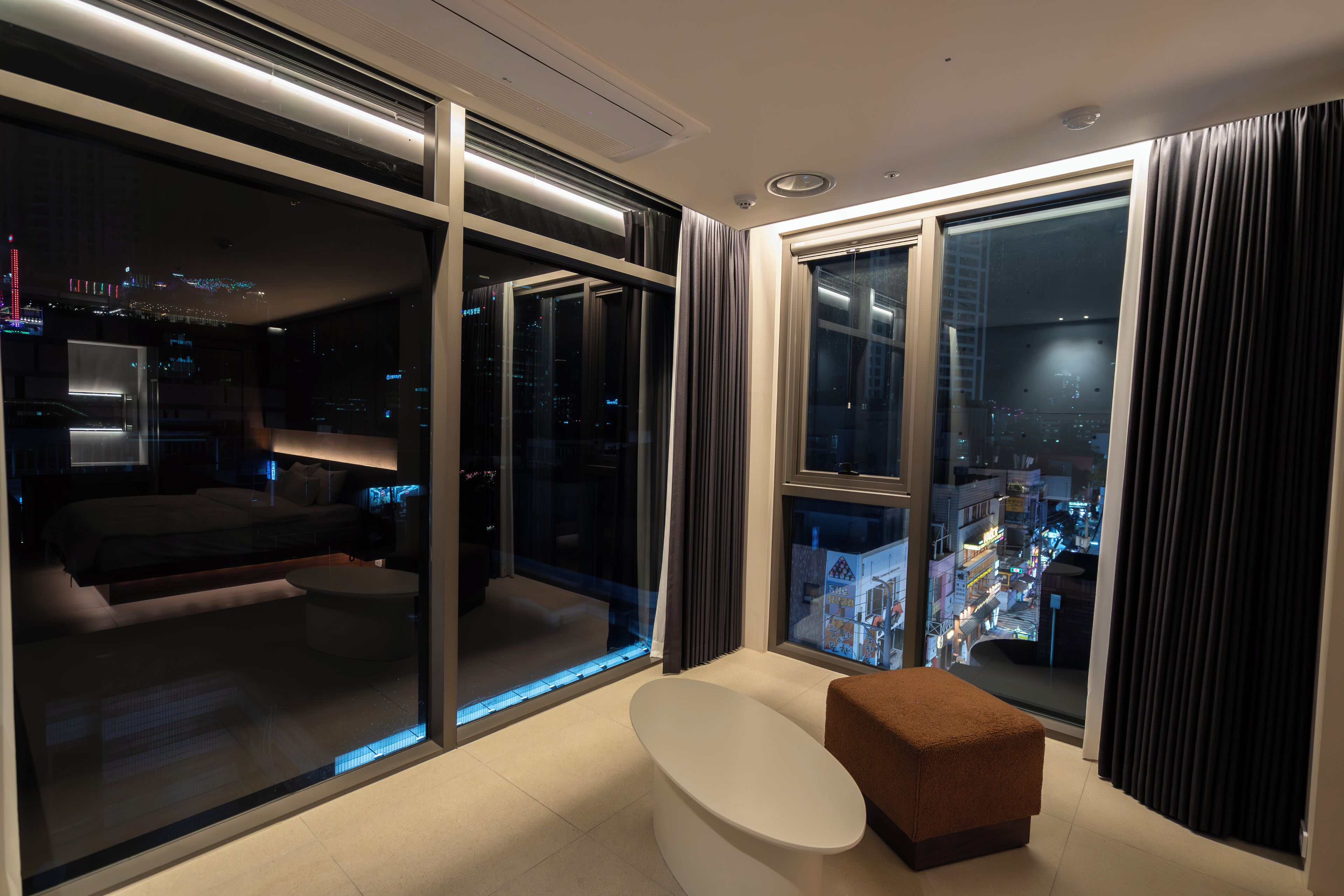 Premium bedding, down comforters, free minibar, desk