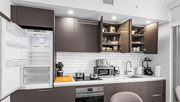 Kjøleskap, mikrobølgeovn, ovn og kokeplater