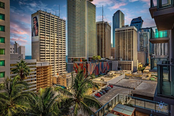 المنطقة المحيطة بالمنشأة