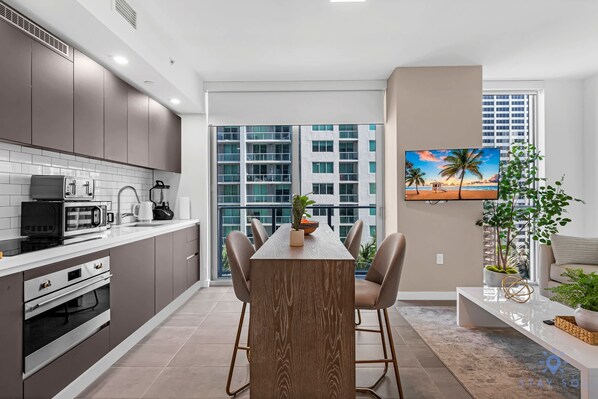 Coffee/tea maker, fridge, microwave, oven - Amazing Studio, Spectacular Amenities (Miami)