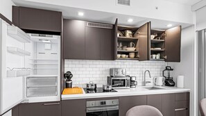 Fridge, microwave, oven, stovetop - Amazing Studio, Spectacular Amenities (Miami)