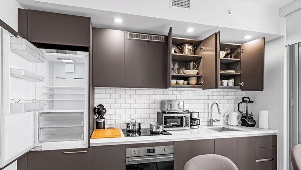 Kjøleskap, mikrobølgeovn, ovn og kokeplater