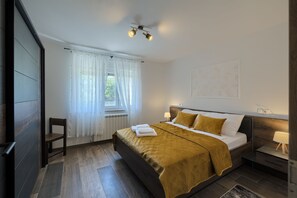 3 habitaciones, tabla de planchar con plancha y cuna de viaje