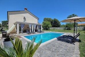Outdoor pool, a heated pool - Ondine´s house (barban)