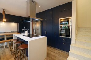 Geladeira, micro-ondas, fogão, cooktop