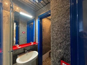Ducha, secador de pelo y toallas