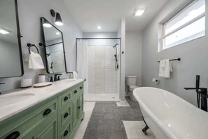 Douche, sèche-cheveux, shampoing