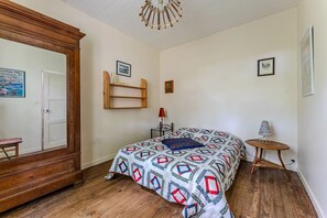 2 chambres, fer et planche à repasser