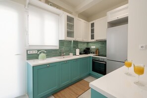 Frigorífico, microondas, horno y lavavajillas