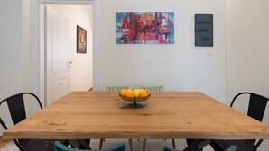 Ein Esszimmer mit einem Holztisch, einer Obstschale und zwei Stühlen.