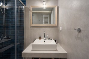 Douche, séchoir à cheveux, serviettes fournies