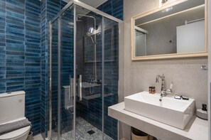 Dusche, Haartrockner, Handtücher