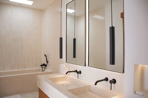Comfort Villa, 1 King Bed, Lanai | Bathroom | Separate bathtub and shower, free toiletries, soap, shampoo - Playa Canggu 5 (Canggu)