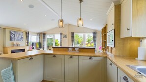 Kylskåp, mikrovågsugn, ugn och diskmaskin