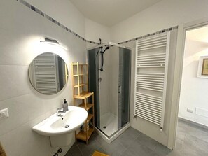 Douche, sèche-cheveux, bidet