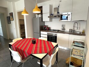 Kühlschrank, Mikrowelle, Ofen, Herdplatte