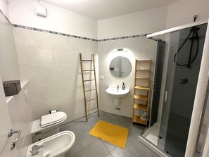 Shower, hair dryer, bidet - Aurora's Home Lake View Apt (Argegno)