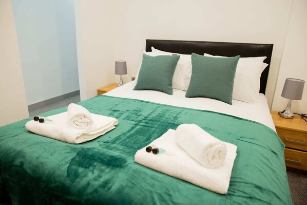 1 dormitori, escriptori, planxa i posts de planxar i wifi