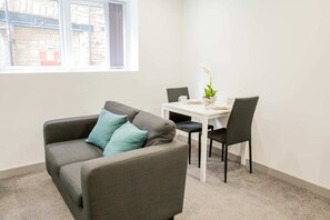 TV, offices - Cosy 1 Bedroom Apartment in Central Blackburn (Blackburn)