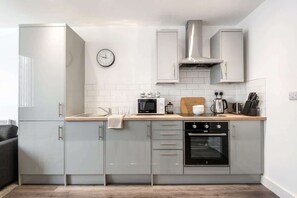 Frigorífico, microondas, horno y placa de cocina