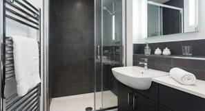 Ducha, secador de pelo, toallas y champú