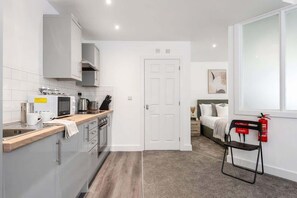 Fridge, microwave, oven, stovetop - Modern & Cosy Apartment in Central Rotherham (Rotherham)