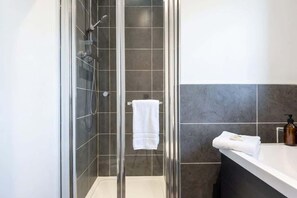 Regadera, secadora de cabello, toallas 