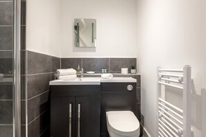 Shower, hair dryer, towels, shampoo - Modern & Cosy Apartment in Central Rotherham (Rotherham)
