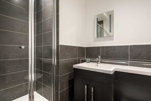 Regadera, secadora de cabello, toallas 