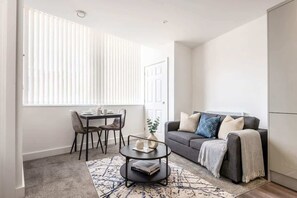 TV, offices - Modern & Cosy Apartment in Central Rotherham (Rotherham)