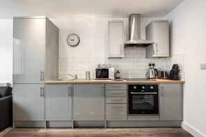 Réfrigérateur, four à micro-ondes, un four, surface de cuisson