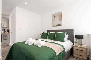 1 habitación, escritorio, tabla de planchar con plancha y wifi 